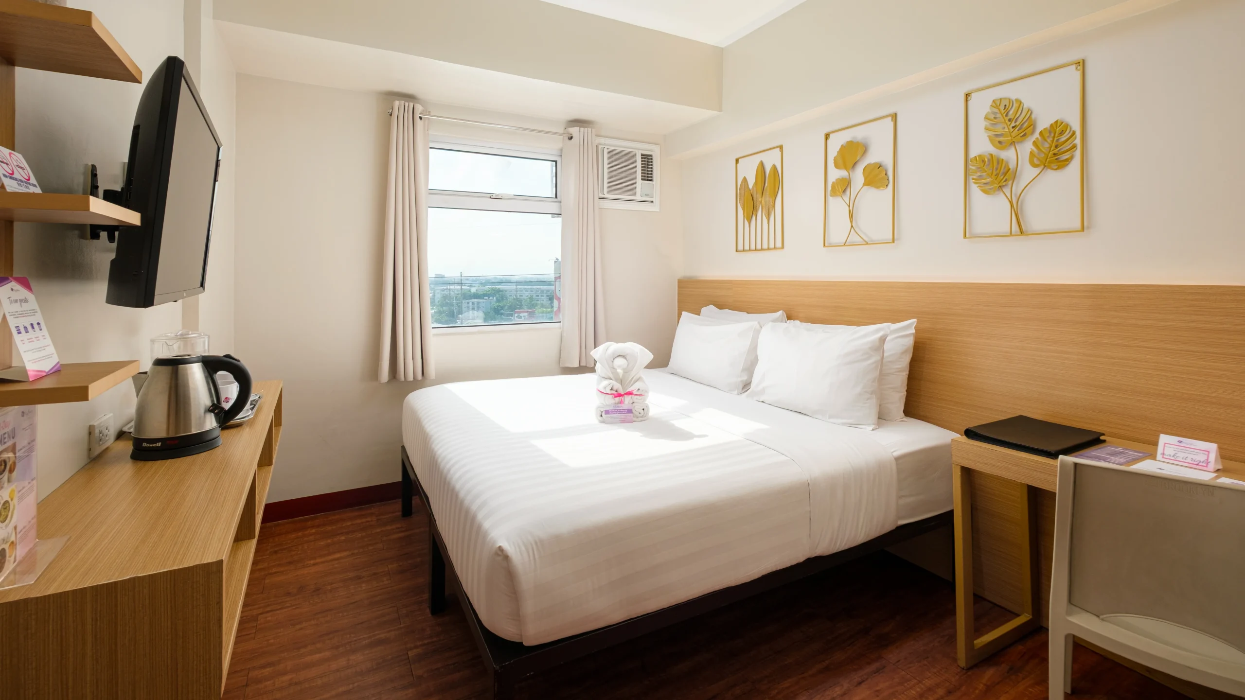 Comfortable Deluxe Kingat Hotel MySpace BGC